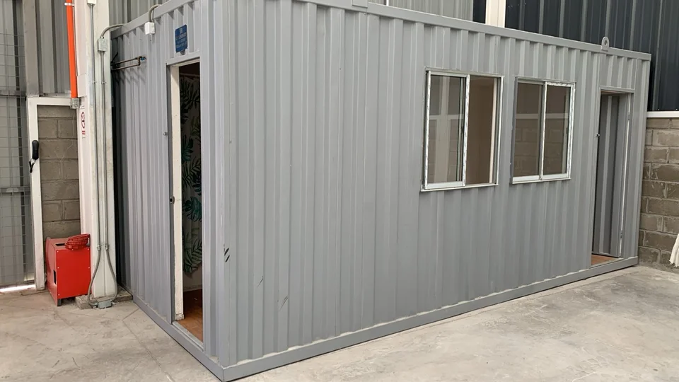 Oficina y baños incluidos en el arriendo de bodega